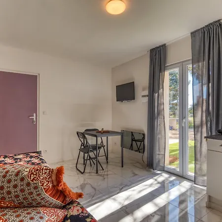 Studio Apartment Poussan